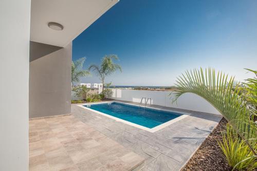 Paralimni Villa Sleeps 6 With Pool