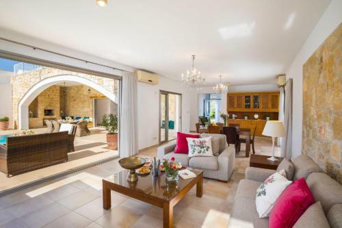 Giolou Villa Sleeps 6 With Pool Air Con And Wifi