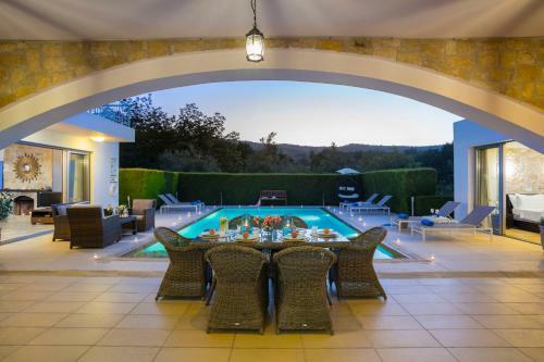 Giolou Villa Sleeps 6 With Pool Air Con And Wifi