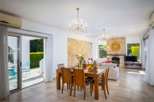 Giolou Villa Sleeps 6 With Pool Air Con And Wifi