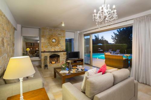 Giolou Villa Sleeps 6 With Pool Air Con And Wifi