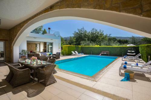 Giolou Villa Sleeps 6 With Pool Air Con And Wifi