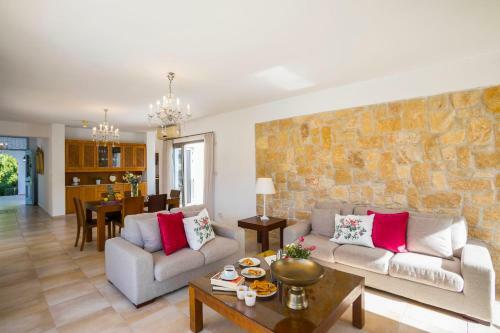 Giolou Villa Sleeps 6 With Pool Air Con And Wifi
