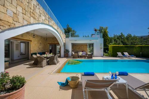 Giolou Villa Sleeps 6 With Pool Air Con And Wifi
