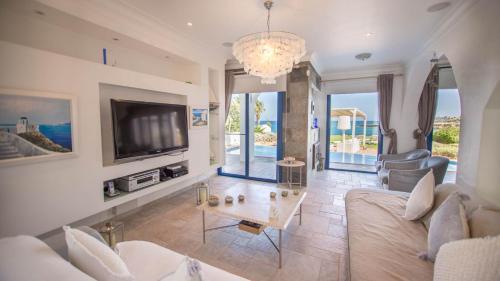 Villa In Protaras Sleeps 10 With Pool And Air Con