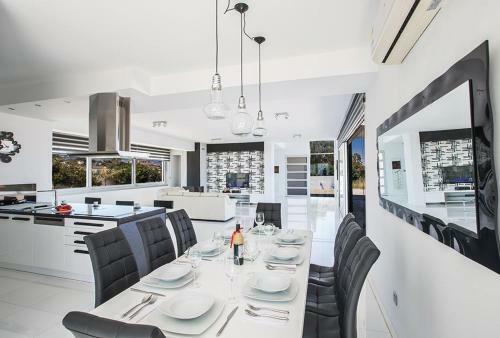 Villa Saranta Gold - Exquisite 3 Bedroom Protaras Villa With Private Pool And Panoramic Views