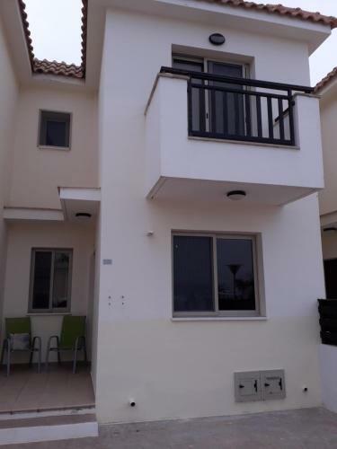 Polyxenia Holiday House