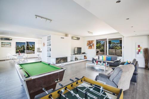 Protaras Villa Sleeps 9 With Pool And Air Con