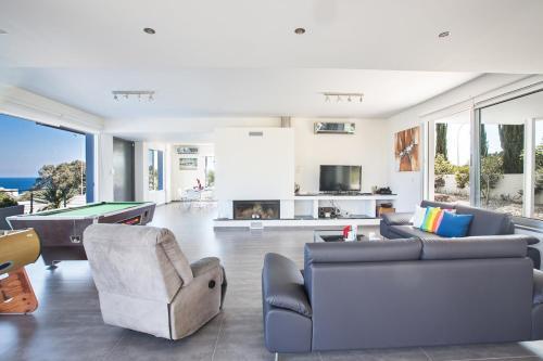 Protaras Villa Sleeps 9 With Pool And Air Con