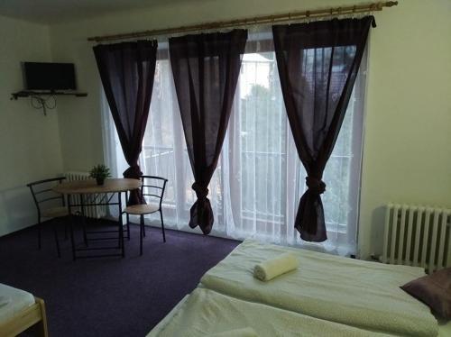 Hostal Penzion Almi