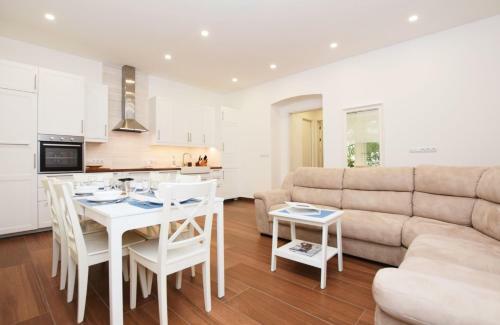 Havlicek Gardens Apartment