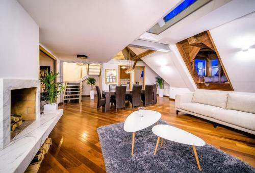 Triplex Kings Apartment In Old Town