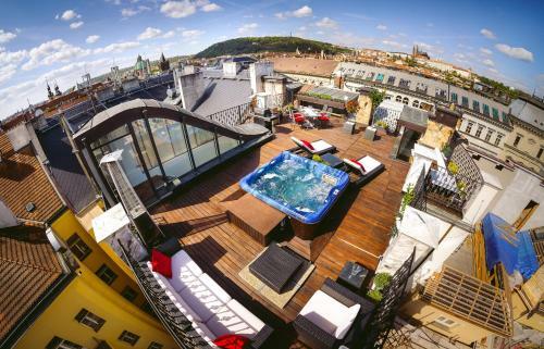 Triplex Kings Apartment In Old Town