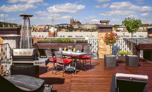 Triplex Kings Apartment In Old Town