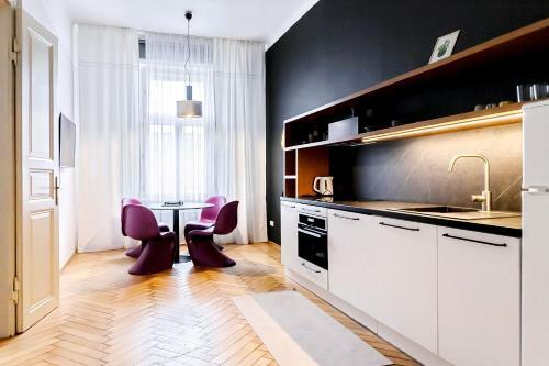 Modern Apartment 10 Minutes From Old Town!