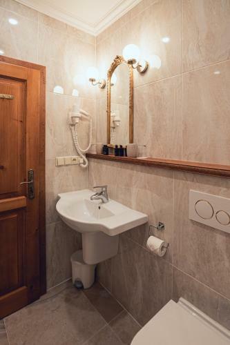Hotel Svatoj�nsk� Dv?r
