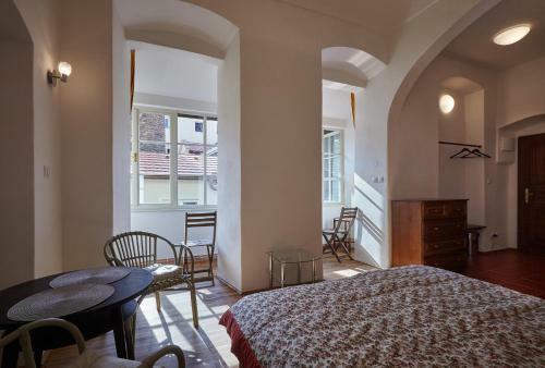 Queen Bee Apartments