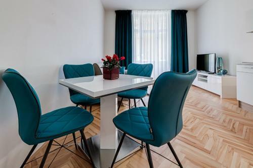Gold Art Apartments