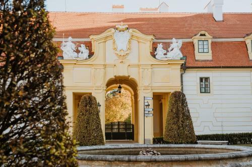 Anton Florian, Z�meck� Hotel Valtice