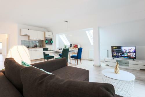 Apartamento Bright - Super Spacious - King Bed, Kitchen, Free Parking