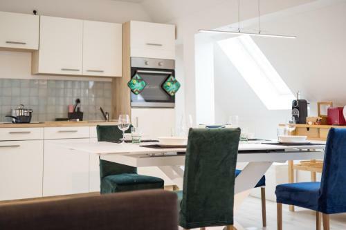 Apartamento Bright - Super Spacious - King Bed, Kitchen, Free Parking