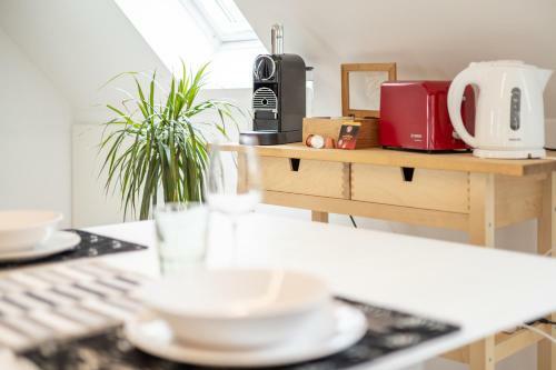 Apartamento Bright - Super Spacious - King Bed, Kitchen, Free Parking
