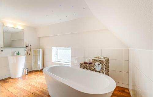 Nice Home In Friedrichskoog With Sauna, Wifi And 3 Bedrooms