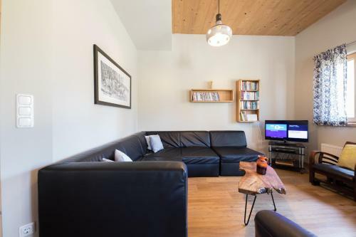 Haus Am Kreuzeck Meadow Chalet