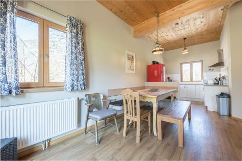 Haus Am Kreuzeck Meadow Chalet