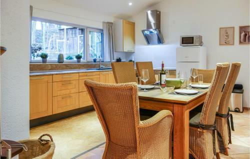 Stunning Home In Gunderath W/ Jacuzzi, Wifi And 2 Bedrooms