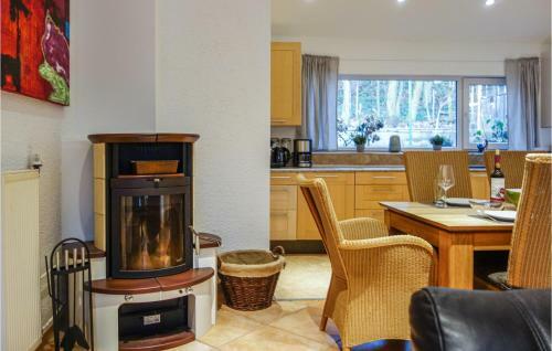 Stunning Home In Gunderath W/ Jacuzzi, Wifi And 2 Bedrooms