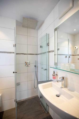 Hostal G�stehaus Gr�n�ugl Am See