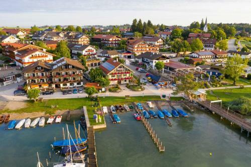 Hostal G�stehaus Gr�n�ugl Am See