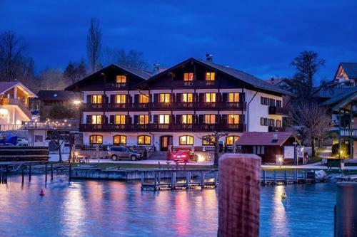 Hostal G�stehaus Gr�n�ugl Am See