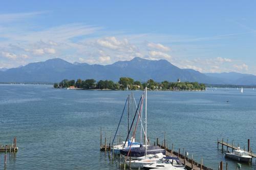 Hostal G�stehaus Gr�n�ugl Am See