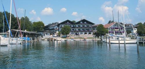 Hostal G�stehaus Gr�n�ugl Am See