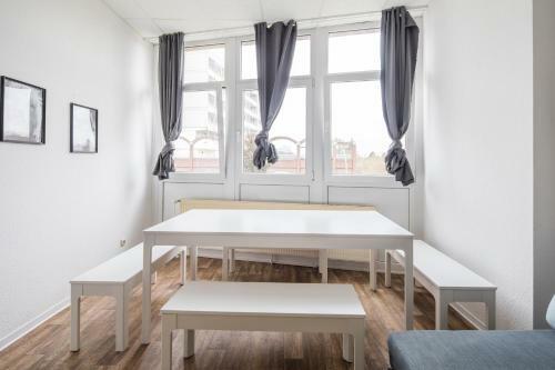 Spacious Apartment In Hamburg For 12