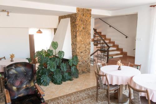 Alton Garni Hotel