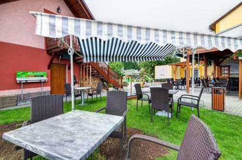 Hostal Hostinec A Penzion U Sv. Mikul�?e