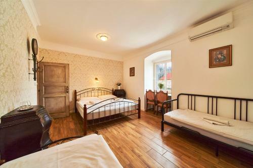 Hostal Penzion Z�mek Le?any