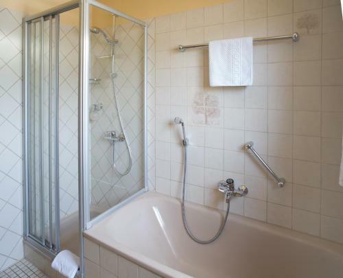 Hotel Weinstube Und G�stehaus Lutz