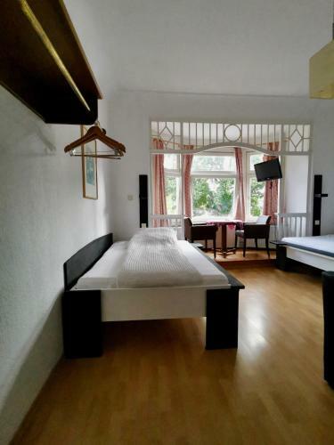 Hostal Restaurant Und Pension Akropolis