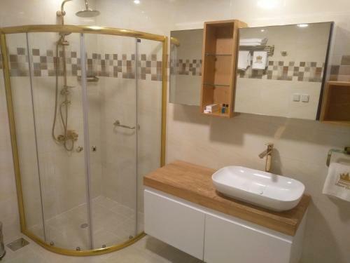 Golden Airport Hotel