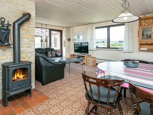 Three-bedroom Holiday Home In Ringk�bing 2