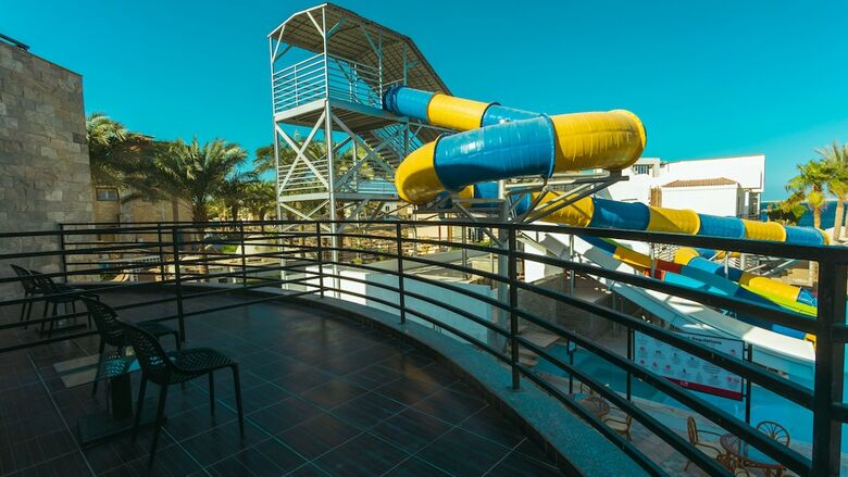 Hotel La Rosa Waves Beach - Couple & Families Only