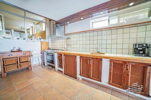 Beach Front Villa 8 Guests In Alcudia Jacuzzi