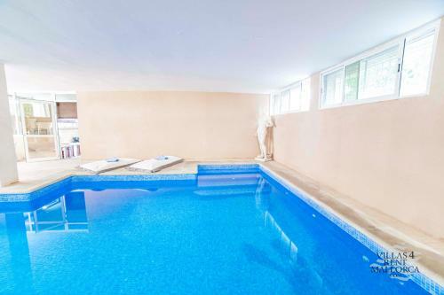 Beach Front Villa 8 Guests In Alcudia Jacuzzi