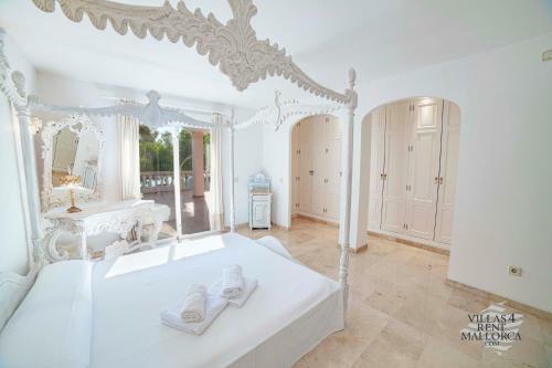 Beach Front Villa 8 Guests In Alcudia Jacuzzi