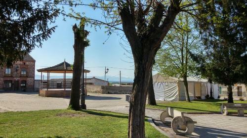 The Pink House, Aldea Real
