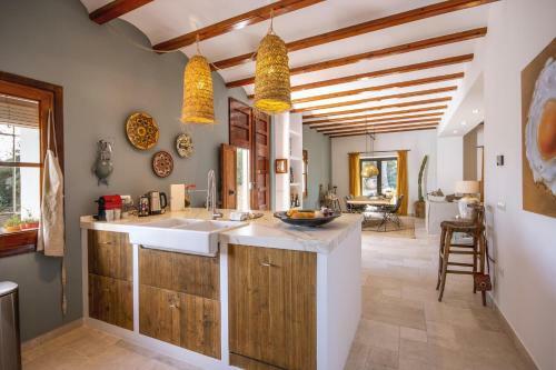Alfatares Villa Sleeps 8 With Pool Air Con And Wifi